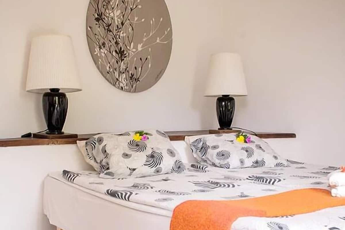 Tweepersoonskamer, meerdere bedden, terras, uitzicht op tuin | 1 slaapkamer, individueel gedecoreerd, verduisterende gordijnen