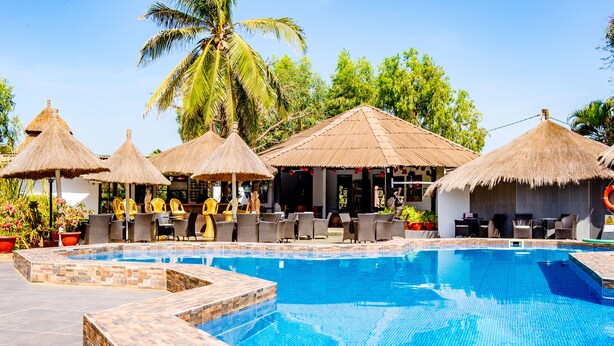 Outdoor pool, pool umbrellas, sun loungers - Bakotu Hotel (Serrekunda)