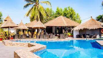 Hồ bơi ngoài trời, dù/ô trên bãi biển/hồ bơi, ghế dài tắm nắng