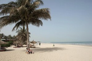 Beach nearby - Bakotu Hotel (Serrekunda)