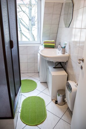 Departamento (incl. cleaning Fee 50 EUR) | Baño | Regadera, amenidades de baño gratuitas, toallas 
