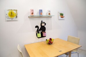 Apartment (incl. cleaning Fee 50 EUR) | Essbereich im Zimmer