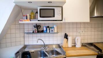 Apartment (incl. cleaning Fee 50 EUR) | Eigene Küche | Großer Kühlschrank, Mikrowelle, Ofen, Herdplatte