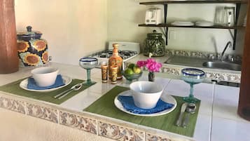Fridge, oven, stovetop, coffee/tea maker