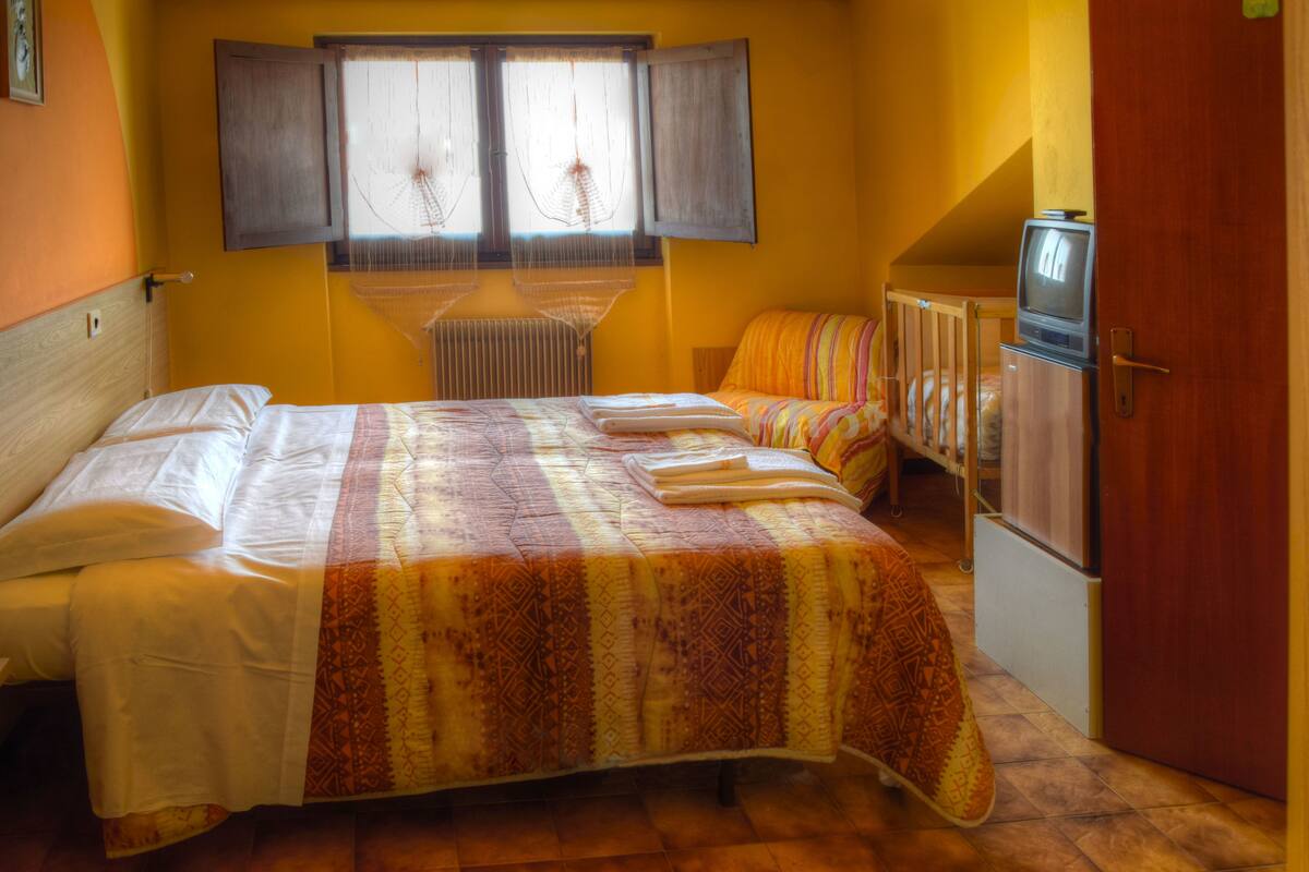 Habitación doble | Caja de seguridad en la habitación, wifi gratis y ropa de cama