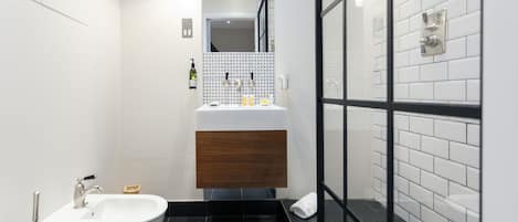 Departamento, 3 habitaciones | Baño | Tina y regadera independientes