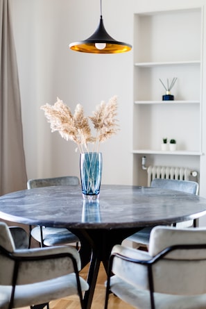 Appartement, 3 chambres | Repas dans la chambre