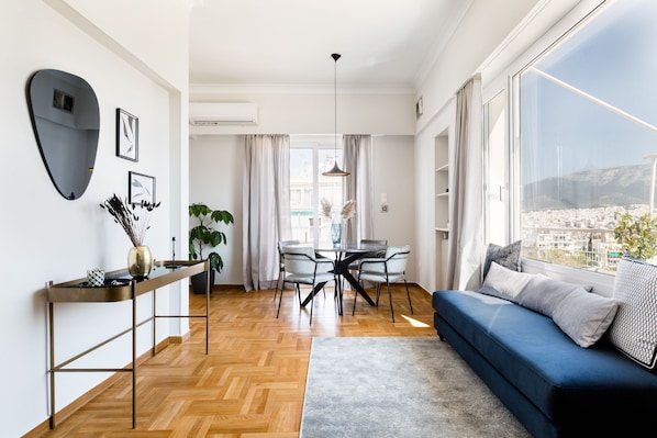 Appartement, 3 chambres | Salle de séjour | Téléviseur connecté de 43 po avec télévision par satellite, téléviseur