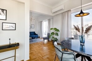 Apartment, 3 Schlafzimmer | Wohnbereich | 43-Zoll-Smart-TV mit Satellitenempfang, Fernseher, Netflix