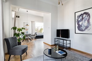 Appartement, 3 chambres | Aire de séjour | Téléviseur connecté de 43 po avec télévision par satellite, téléviseur