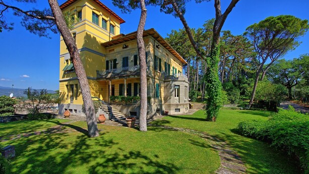 A yellow villa with a stone staircase leading to the entrance, surrounded by lush greenery and trees. - Villa Cuculo - Holiday villa with swimming pool in Valdichiana, Tuscany (Patrignone)