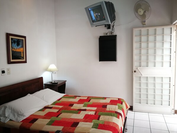 Habitación doble, 1 cama matrimonial, para no fumadores | Wifi gratis, ropa de cama y acceso para silla de ruedas 