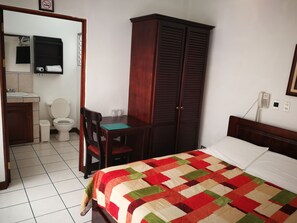 Habitación doble, 1 cama matrimonial, para no fumadores | Wifi gratis, ropa de cama y acceso para silla de ruedas 