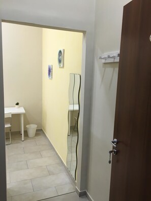 Chambre Double (Yellow) | Bureau, espace de travail pour ordinateur portable, rideaux occultants