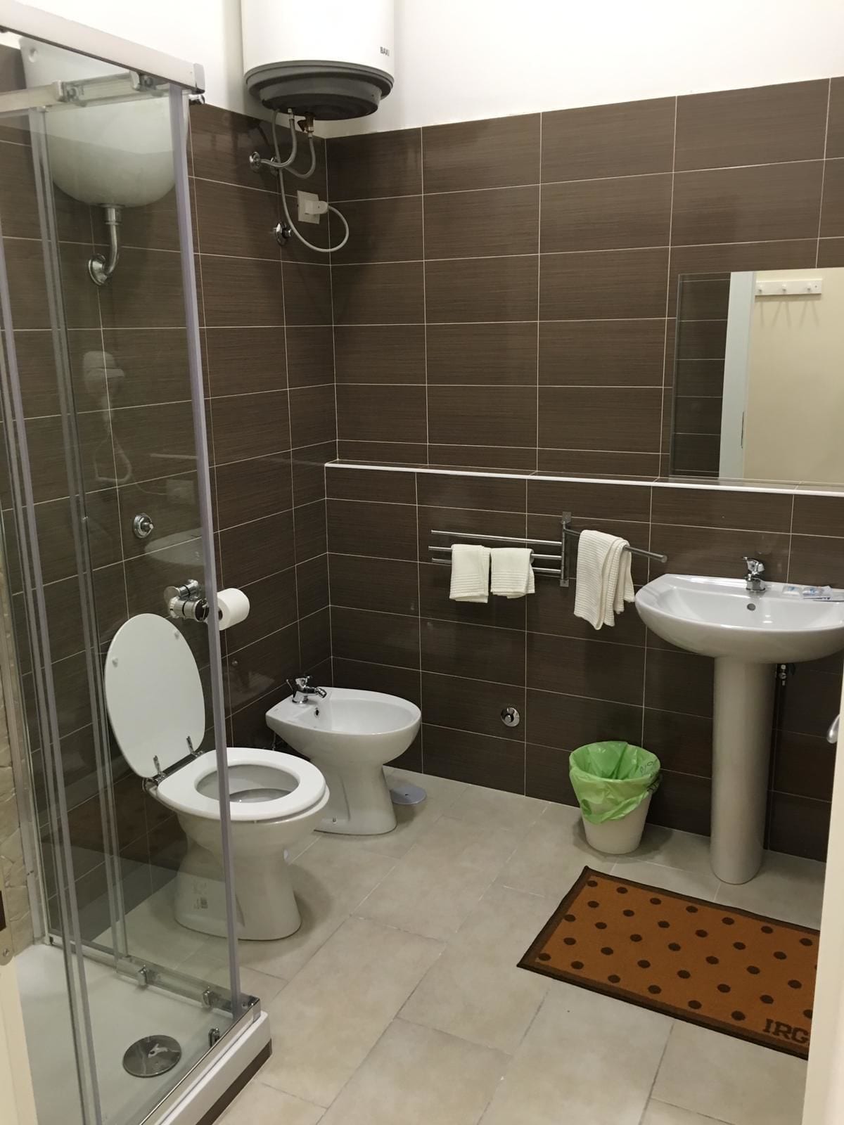 Chambre triple de base (Brown) | Salle de bain | Douche, séchoir à cheveux, bidet, serviettes fournies