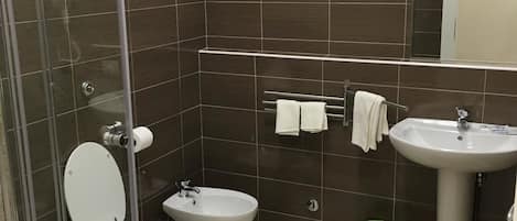 Chambre triple de base (Brown) | Salle de bain | Douche, séchoir à cheveux, bidet, serviettes fournies
