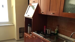 Una cucina con mobili in legno, un lavello in acciaio inossidabile e una finestra.