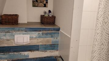 Badewanne, Haartrockner, Toilettenpapier