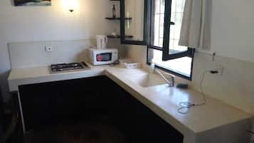 Vila Keluarga, 2 kamar tidur | Dapur pribadi | Lemari es besar, microwave, kompor, dan peralatan masak/sendok-piring