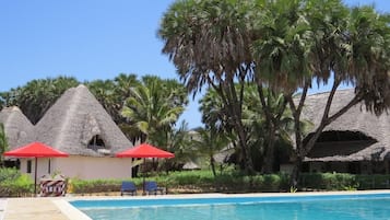 2 piscines extérieures, cabanons gratuits, parasols de plage