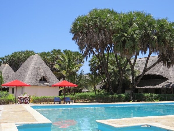 2 piscines extérieures, cabanons gratuits, parasols de plage