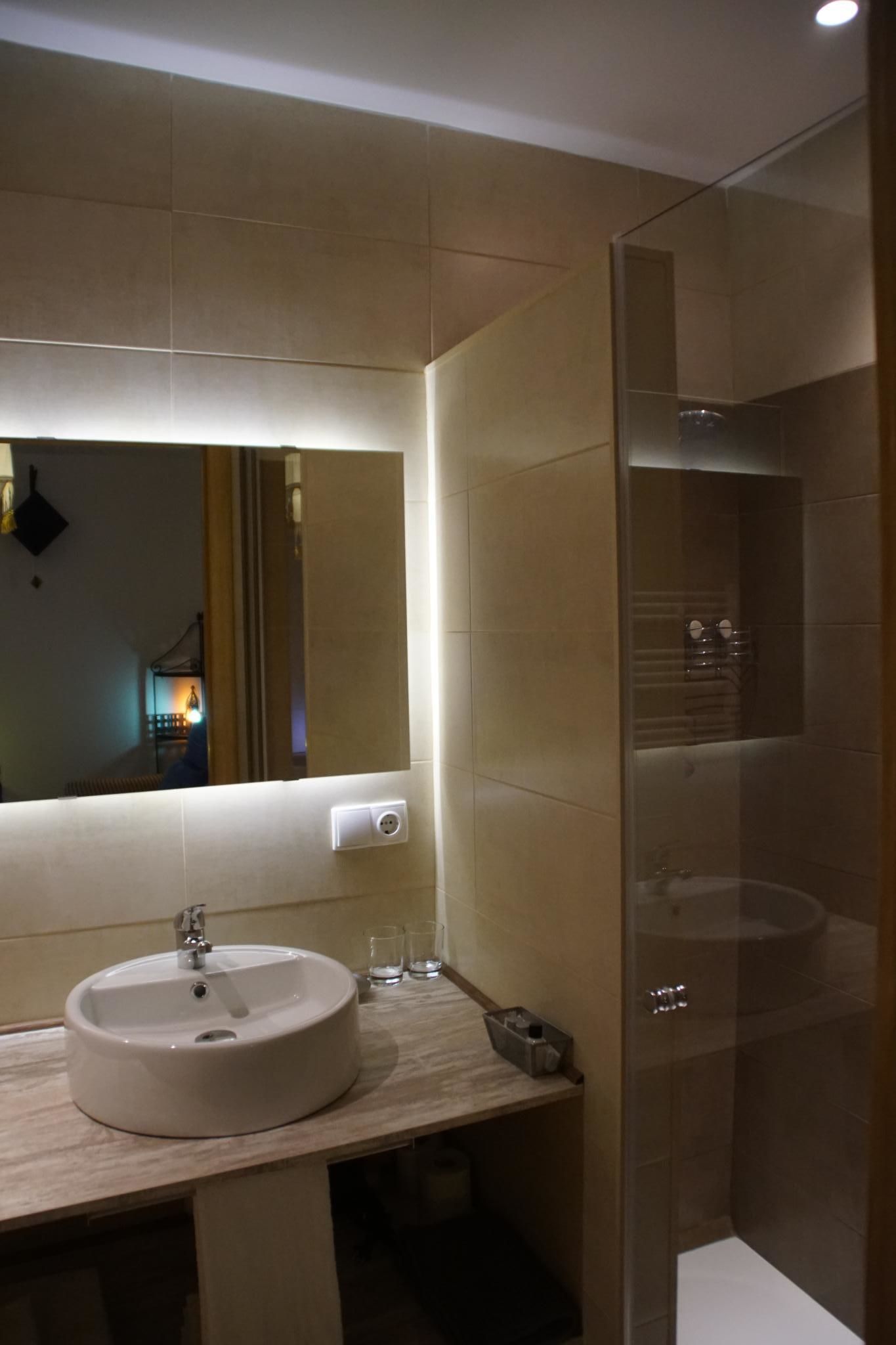 Suite junior (Luna Azul) | Baño | Ducha, artículos de higiene personal gratuitos y secador de pelo
