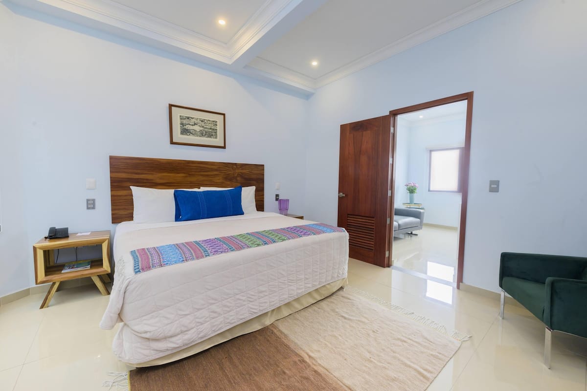 Junior suite, 1 kingsize bed, kitchenette | Lakens van Egyptisch katoen, luxe beddengoed, donzen dekbedden