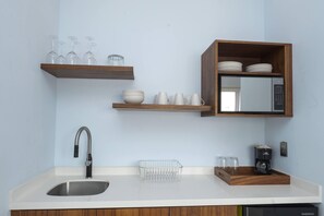 Superior Suite, 2 Bedrooms, 2 Bathrooms (Sala y Comedor) | Private kitchen | Microwave, coffee/tea maker, cookware/dishes/utensils
