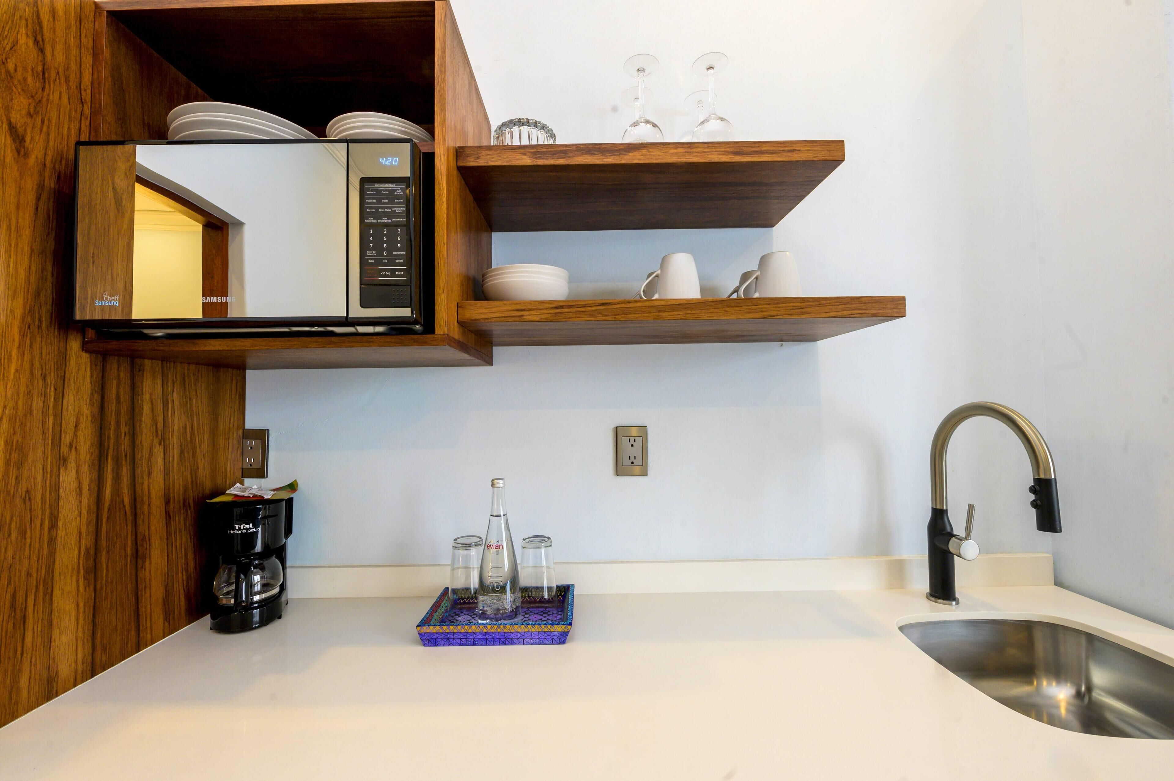 junior suite, 2 bedrooms (sala y comedor) | private kitchen | microwave, coffee/tea maker, cookware/dishes/utensils