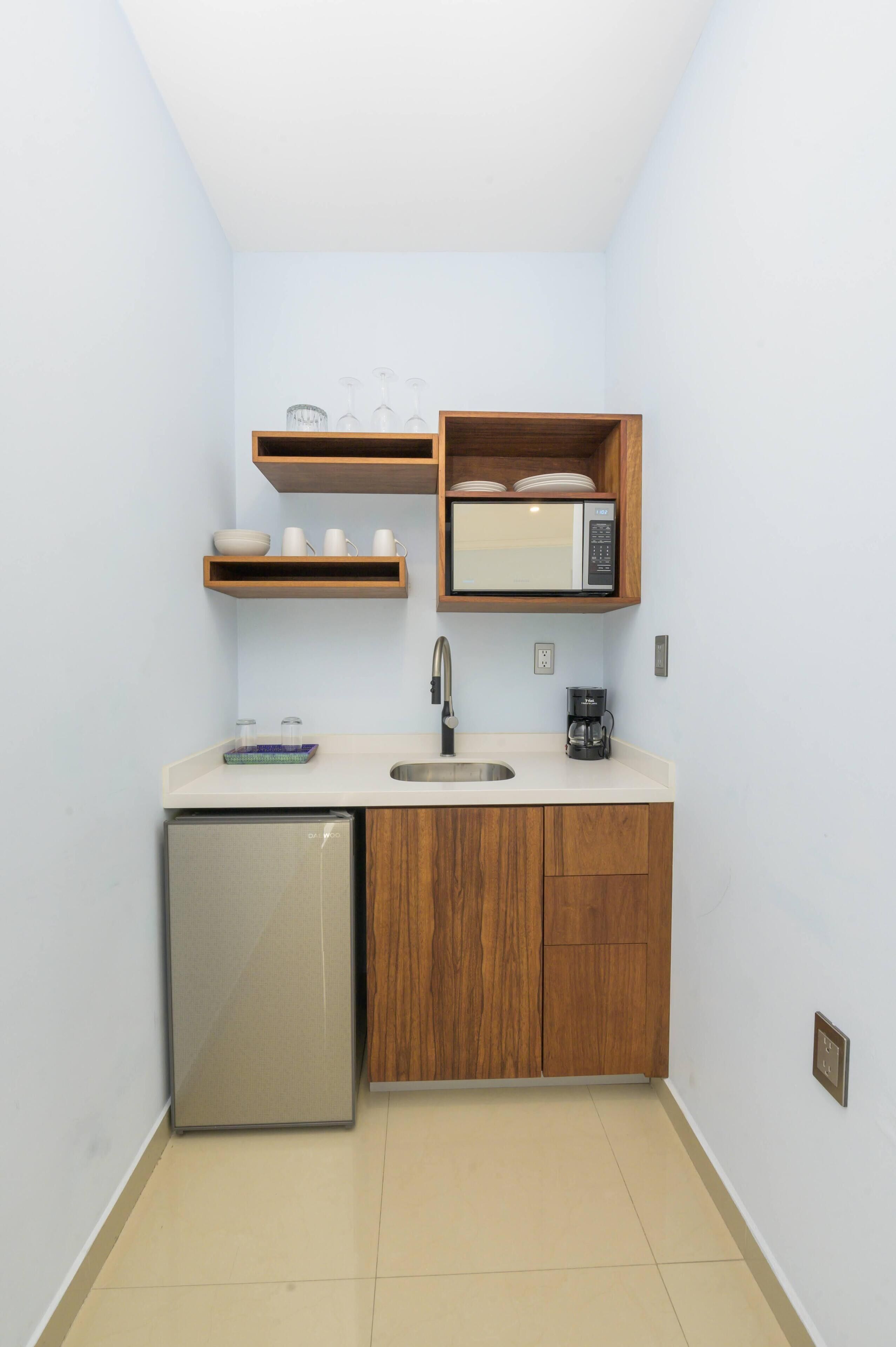 presidential suite, 2 double beds, terrace | private kitchen | microwave, coffee/tea maker, cookware/dishes/utensils