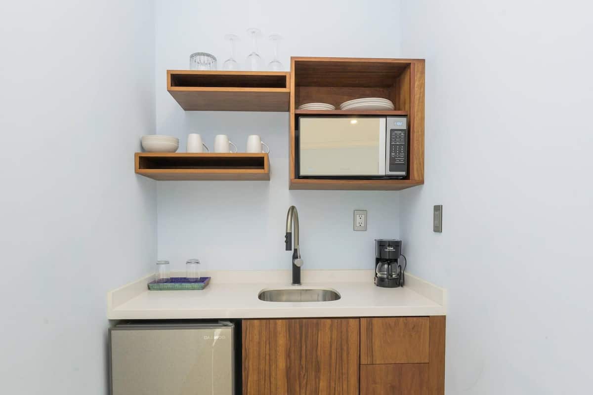 presidential suite, 2 double beds, terrace | private kitchen | microwave, coffee/tea maker, cookware/dishes/utensils