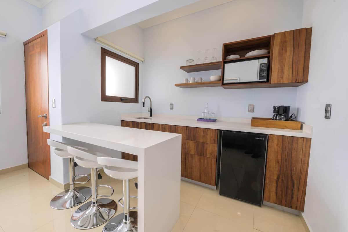 junior suite, 1 king bed, kitchenette | private kitchen | microwave, coffee/tea maker, cookware/dishes/utensils