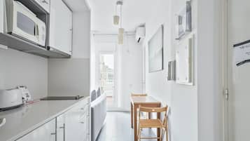 Eenvoudig appartement, 1 tweepersoonsbed, niet-roken | Privékeuken | Een koelkast/vriezer, een magnetron, een kookplaat