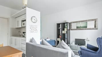 Eenvoudig appartement, 1 tweepersoonsbed, niet-roken | Woonruimte | Een flatscreentelevisie