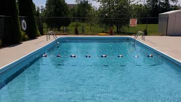 Una piscina al aire libre de temporada
