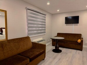 Family Double Room | Free WiFi, bed sheets, wheelchair access - Wiarton willys inn (South Bruce Peninsula)