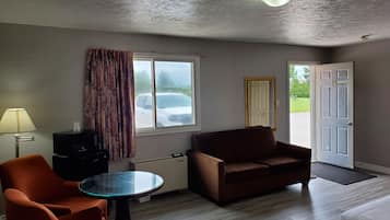 Family Single Room, 2 Queen Beds | Free WiFi, bed sheets, wheelchair access