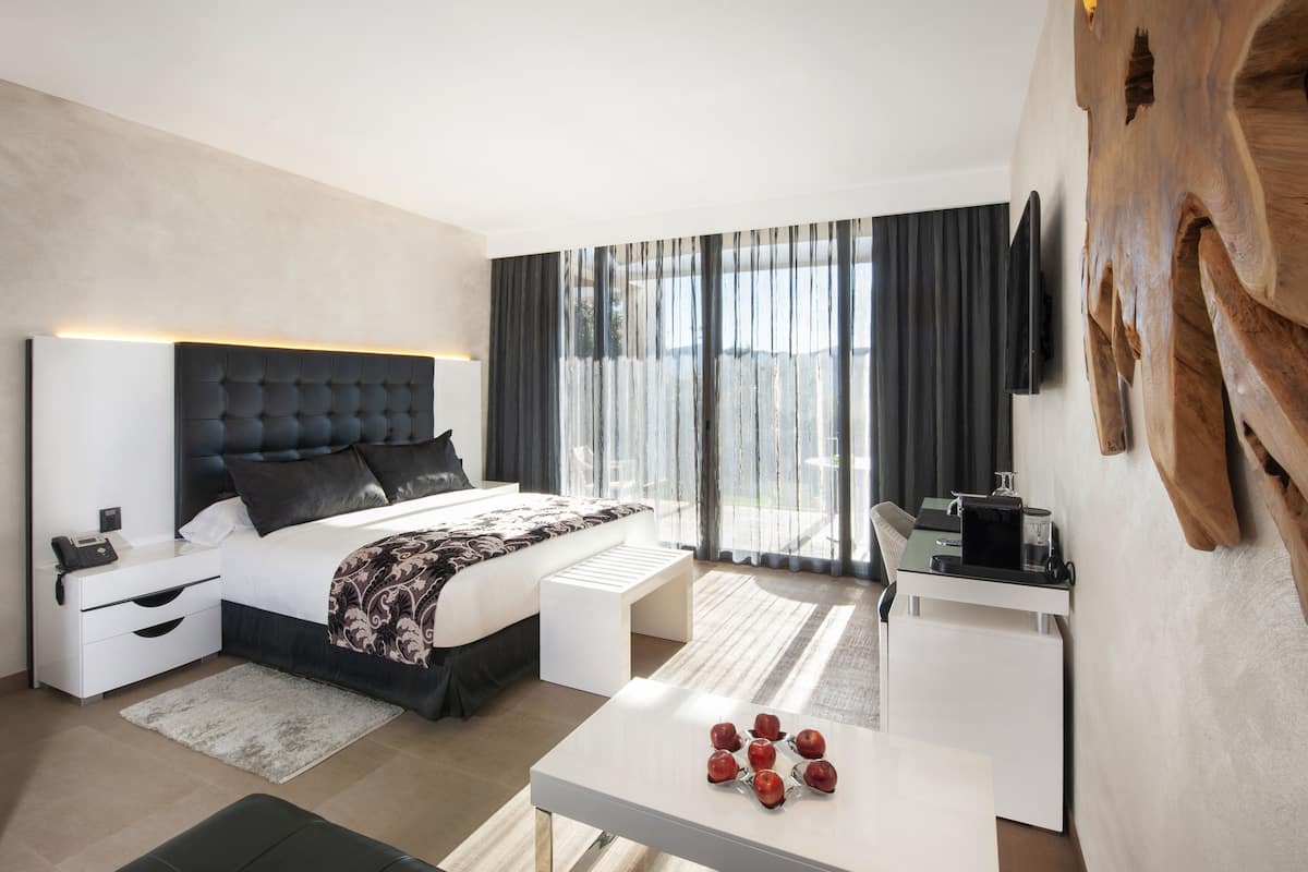 1 bedroom, premium bedding, minibar, in-room safe