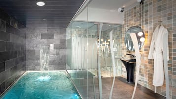 Suite, piscina privada | 1 dormitorio, ropa de cama de alta calidad, minibar y caja fuerte
