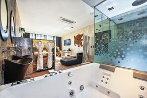Suite, bubbelbad | 1 slaapkamer, luxe beddengoed, een minibar, een kluis op de kamer