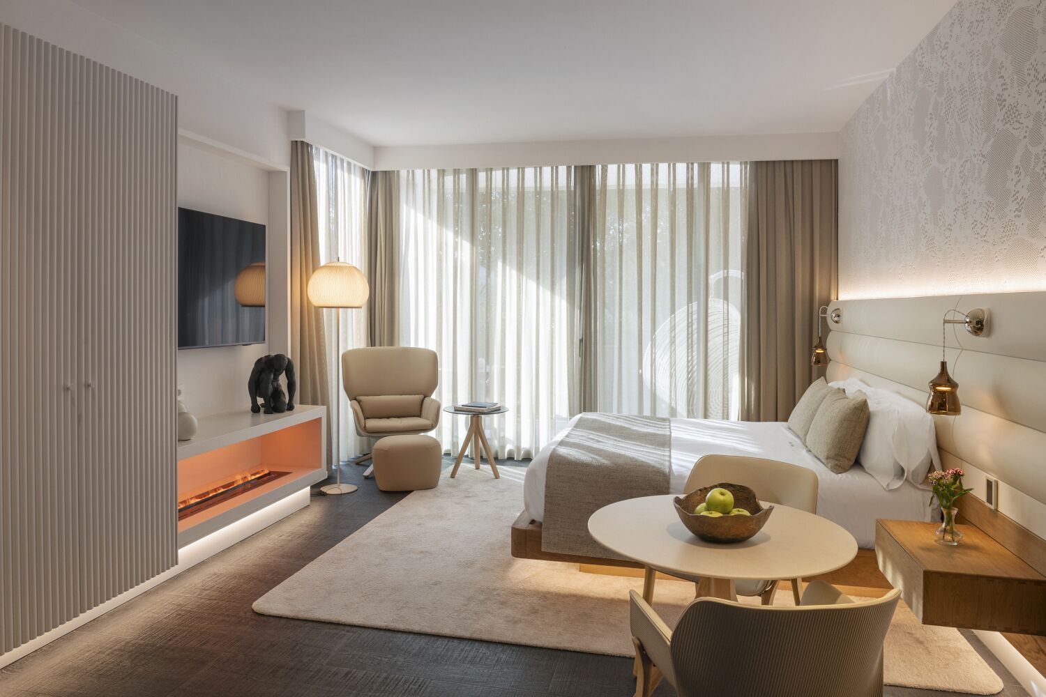 Suite, privézwembad | 1 slaapkamer, luxe beddengoed, een minibar, een kluis op de kamer