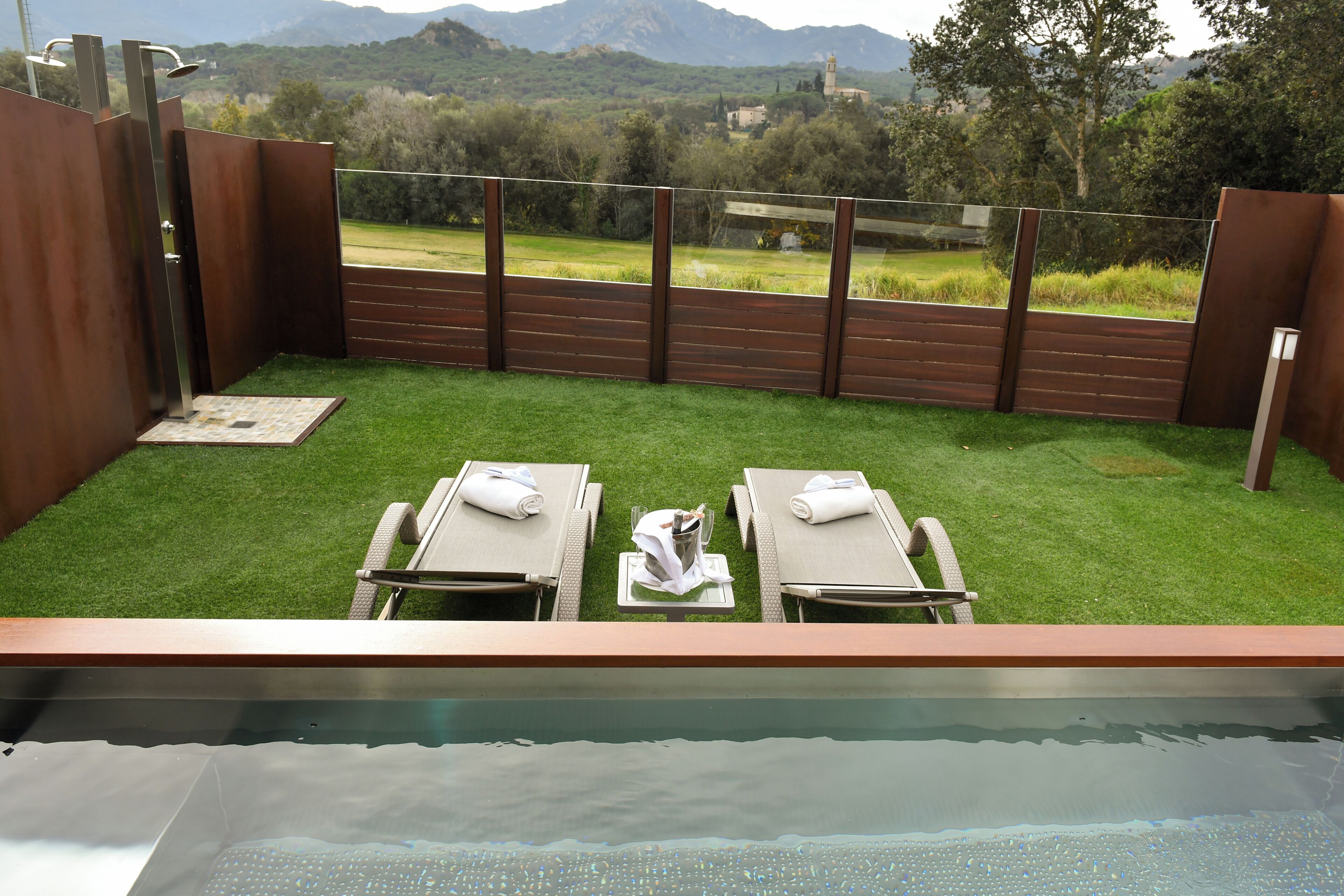 Suite con bañera hidromasaje y piscina climatizada exterior | 1 dormitorio, ropa de cama de alta calidad, minibar y caja fuerte