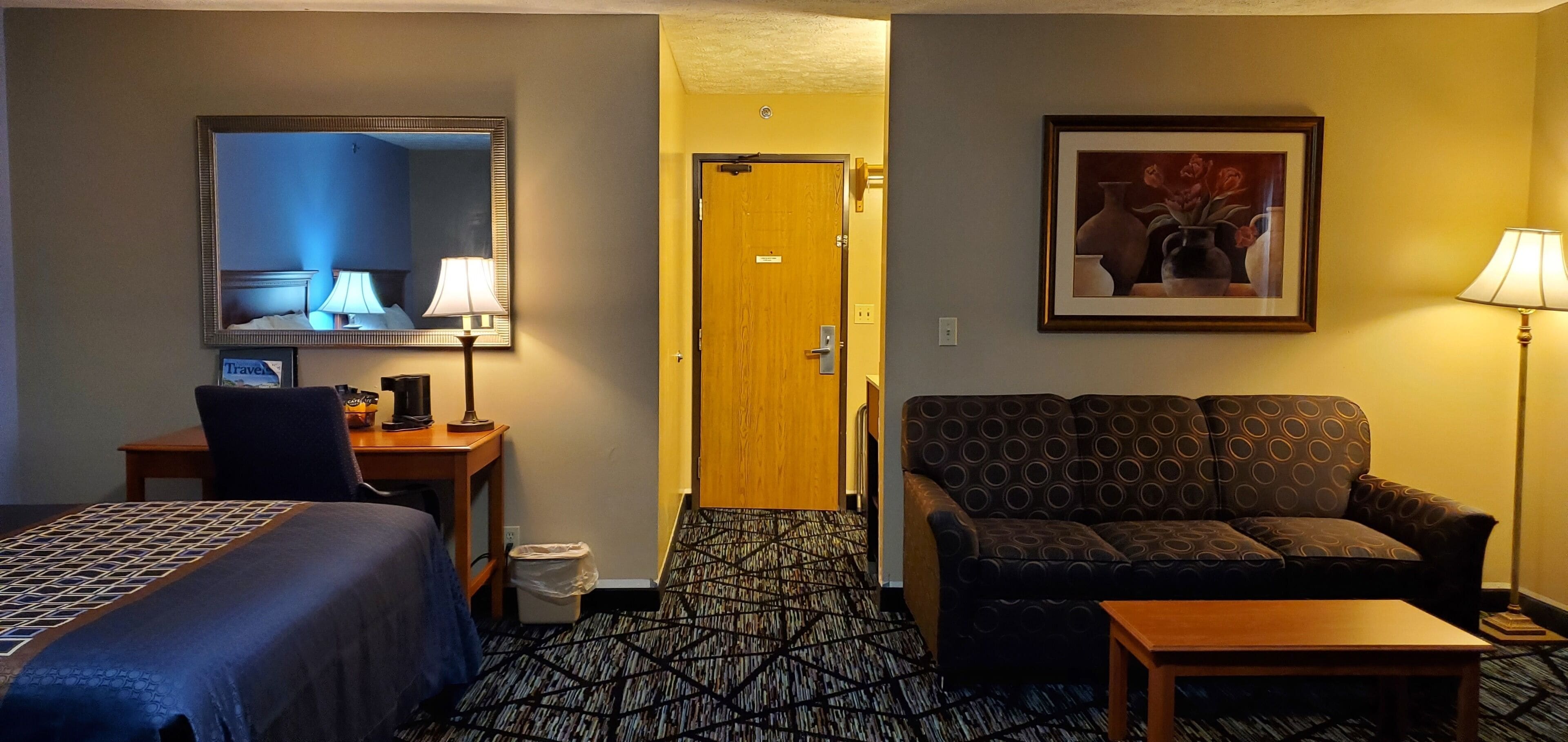 Comfort tweepersoonskamer | Badkamer | Een bad/douchecombinatie, gratis toiletartikelen, een haardroger