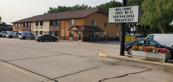 A building with a sign offering free WiFi and breakfast.
