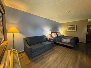 Standard-Einzelzimmer, 1 King-Bett, Nichtraucher | Individuell dekoriert, individuell eingerichtet, Schreibtisch