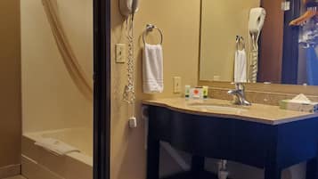 Combined shower/tub, free toiletries, hair dryer, towels