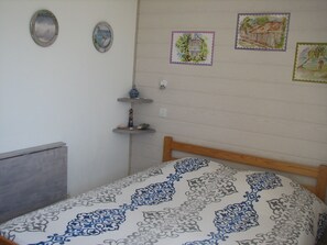 1 chambre, bureau, fer et planche à repasser, lit parapluie