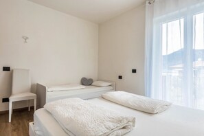 2 habitaciones, tabla de planchar con plancha, wifi y ropa de cama