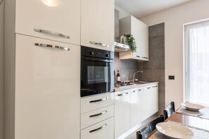 Kühlschrank, Ofen, Herdplatte, Wasserkocher mit Kaffee-/Teezubehör