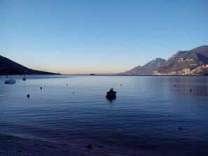 Playa en los alrededores y camastros